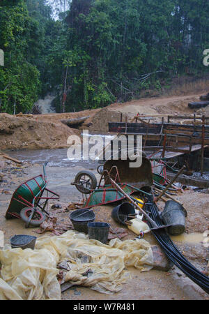 Foresta pluviale africana la penetrazione di trasporto - la costruzione della strada e infrastruttura associata consentendo di accedere a precedentemente regioni isolate. Il Camerun, Africa centrale, Agosto 2009. Foto Stock