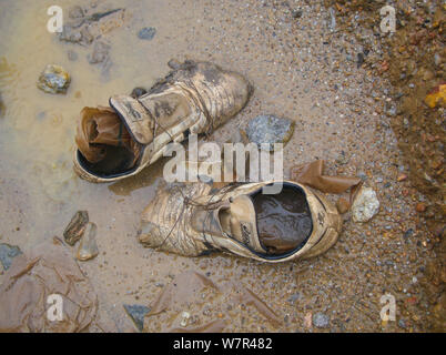 Scartato scarpe in cantiere per strada e infrastruttura associata consentendo di accedere a precedentemente regioni isolate. Foresta pluviale africana la penetrazione dei trasporti in Camerun, Africa centrale, Agosto 2009. Foto Stock