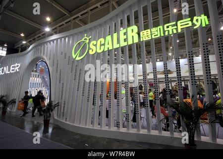 Vista della gabbia di SCALER durante il dodicesimo Asia Outdoor Trade Show a Nanjing International Expo Center in Nanjing East cinese della provincia di Jiangsu Foto Stock