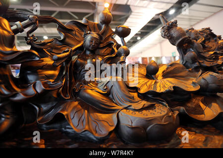 Una scultura in ebano denominato ''l'Otto Immortali'' che proviene da un'antica mitologia cinese è visualizzato durante il 2017 South-Southeast Asia fru Foto Stock