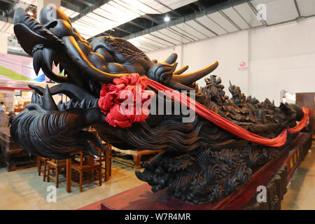 Una scultura in ebano denominato ''l'Otto Immortali'' che proviene da un'antica mitologia cinese è visualizzato durante il 2017 South-Southeast Asia fru Foto Stock