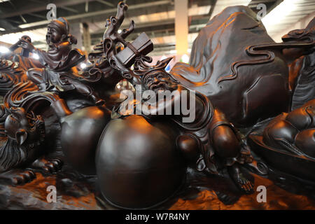 Una scultura in ebano denominato ''l'Otto Immortali'' che proviene da un'antica mitologia cinese è visualizzato durante il 2017 South-Southeast Asia fru Foto Stock