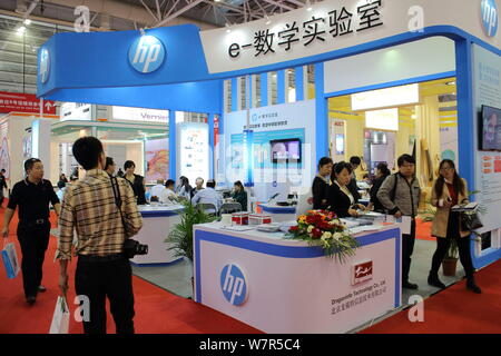 --FILE -- la gente visita lo stand di HP (Hewlett Packard) durante la sessantanovesima Cina Materiale didattico mostra nella città di Fuzhou, a sud-est della Cina di Fujian Foto Stock