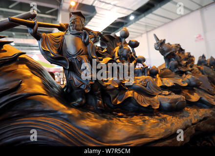 Una scultura in ebano denominato ''l'Otto Immortali'' che proviene da un'antica mitologia cinese è visualizzato durante il 2017 South-Southeast Asia fru Foto Stock