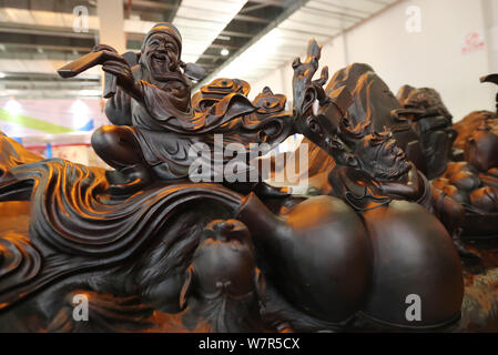 Una scultura in ebano denominato ''l'Otto Immortali'' che proviene da un'antica mitologia cinese è visualizzato durante il 2017 South-Southeast Asia fru Foto Stock