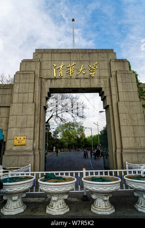 --FILE--Vista del west gate dell'Università di Tsinghua a visitare il campus a Pechino in Cina, 16 aprile 2017. La reputazione di università cinesi ar Foto Stock