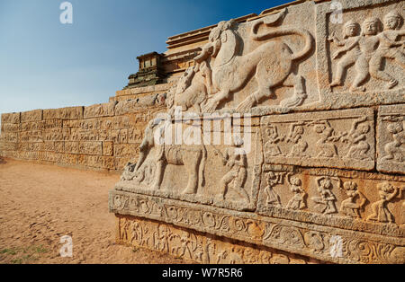 Sculture in pietra a Mahanavami Dibba, Hampi, UNESCO sito heritge, Karnataka, India Foto Stock