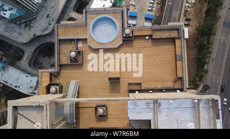 Vista aerea di un costruito illegalmente piscina, con un diametro di 3 metri e una profondità di un metro, costruita sul tetto di una zona residenziale bu Foto Stock
