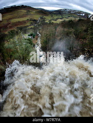 La vista dalla cima del Pystill Rhaeadr cascata del torrente. nei pressi di Llanrhaeadr-ym-Mochnant, Galles, Ottobre 2012 Foto Stock