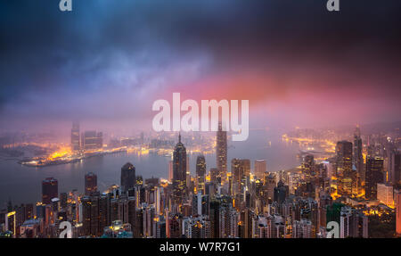--FILE--vista notturna di grattacieli e edifici ad alta nella zona centrale lungo il Victoria Harbour a Hong Kong, Cina, 17 aprile 2017. Copertura di appena 1,1 Foto Stock