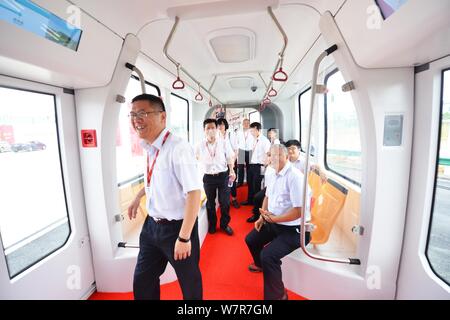 I visitatori prendete il primo treno railless, sviluppato dal CRRC Zhuzhou Institute Co. Ltd, nella città di Zhuzhou, centrale provincia cinese di Hunan, 2 Ju Foto Stock