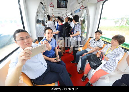 I visitatori prendete il primo treno railless, sviluppato dal CRRC Zhuzhou Institute Co. Ltd, nella città di Zhuzhou, centrale provincia cinese di Hunan, 2 Ju Foto Stock