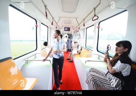 I visitatori prendete il primo treno railless, sviluppato dal CRRC Zhuzhou Institute Co. Ltd, nella città di Zhuzhou, centrale provincia cinese di Hunan, 2 Ju Foto Stock