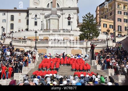 Roma, Piazza di Spagna Sven Otten spara il nuovo Tim ha posto sulla scalinata di Trinità dei Monti, nell'immagine: Sven Otten (Vincenzo Landi escl/IPA/fotogramma, Roma - 2017-04-03) ps la foto può essere utilizzato nel rispetto per il contesto in cui è stato preso e senza intento diffamatorio del decoro delle persone rappresentate (Vincenzo Landi escl/IPA/fotogramma, foto repertorio - 2019-08-07) p.s. la foto e' utilizzabile nel rispetto del contesto in cui e' stata scattata, e senza intento diffamatorio del decoro delle persone rappresentate Foto Stock