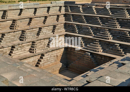 Con gradino quadrata serbatoio acqua all'interno del Royal Enclosure di Hampi, UNESCO sito heritge, Karnataka, India Foto Stock