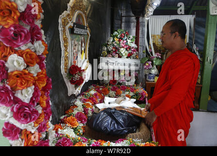 Nonthburi, Thailandia. Il 7 agosto, 2019. Un monaco buddista prega sopra i resti di 12-anno-vecchio cane, nome è Meji, durante il suo funerale buddista servizio a Klong Toey Nai tempio a Bangkok.vittime gli amanti degli animali in Bangkok venite a Klong Toey Nai tempio per contrassegnare il passaggio dei loro amici animali con un buddista pieno servizio funebre che comincia con la preghiera da monaci e circa 2 ore di cremazione. Credito: Chaiwat Subprasom SOPA/images/ZUMA filo/Alamy Live News Foto Stock