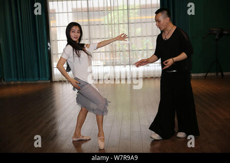 --FILE--39-anno-vecchio danza cinese istruttore Li Bei insegna ai suoi studenti di pratica pole dance in una danza centro di formazione in Xi'an City, Northwest Chi Foto Stock