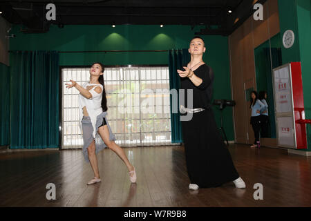 --FILE--39-anno-vecchio danza cinese istruttore Li Bei insegna ai suoi studenti di pratica pole dance in una danza centro di formazione in Xi'an City, Northwest Chi Foto Stock