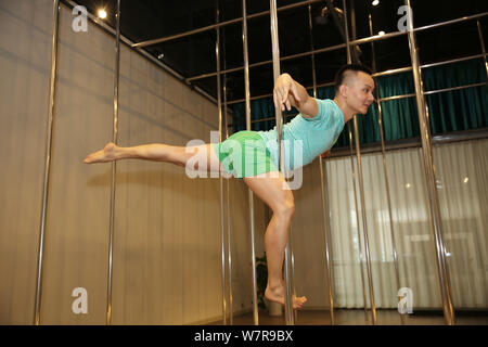 --FILE--39-anno-vecchio danza cinese istruttore Li Bei practice pole dance in una danza centro di formazione in Xi'an City, Cina nord-occidentale della provincia di Shaanxi, Foto Stock