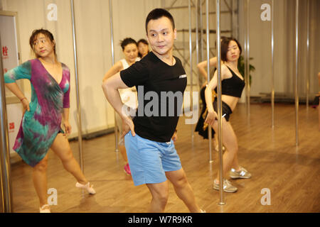 --FILE--39-anno-vecchio danza cinese istruttore Li Bei insegna ai suoi studenti di mettere in pratica la pole dance in una danza centro di formazione in Xi'an City, Northwest Ch Foto Stock