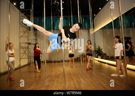 --FILE--39-anno-vecchio danza cinese istruttore Li Bei insegna ai suoi studenti di mettere in pratica la pole dance in una danza centro di formazione in Xi'an City, Northwest Ch Foto Stock