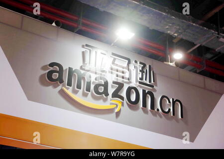 --FILE--Vista di un logo di Amazon.cn durante un e-commerce expo in Cina a Shanghai, 25 agosto 2016. Carichi diretti voli dall'America, gestito da retail g Foto Stock