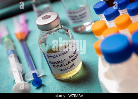 Diverse fiale di triplo vaccino virale di morbillo, rosolia e parotite, noto come vaccino MMR, immagine concettuale Foto Stock