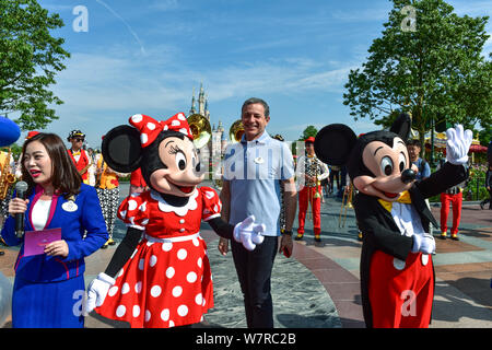 Robert A. Iger (Bob Iger), centro, Presidente e CEO di The Walt Disney Company, interagisce con animatori vestito di Topolino e Minnie Mouse Foto Stock