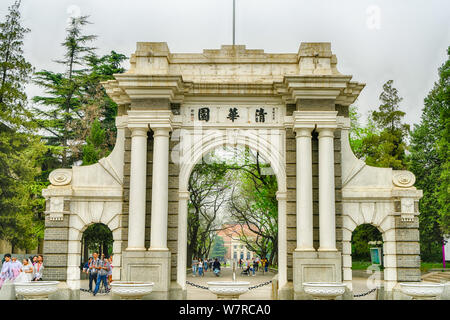 --FILE--Vista il simbolico secondo cancello dell'Università di Tsinghua a Pechino in Cina, 16 aprile 2017. La reputazione di università cinesi in tutto il Foto Stock