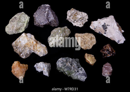 I vari minerali che è fluorescente sotto la luce UV comprese, Willemite, aragonite, Fluorite e zircone. Vedere immagine 1434814 per le identificazioni specifiche e il paese di origine. Foto Stock