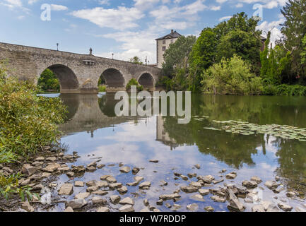 Il vecchio ponte di pietra sul fiume Lahn nel Limburgo, Germania Foto Stock
