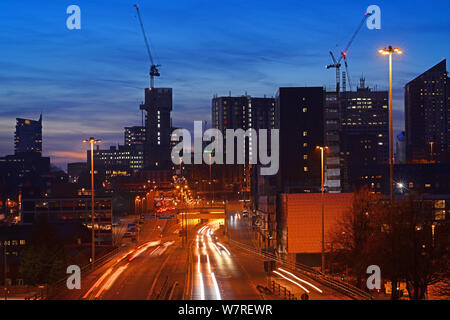 Città di leeds skyline al crepuscolo Yorkshire Regno Unito Foto Stock