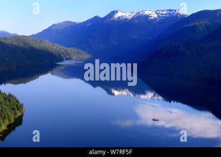 Il Khutzeymateen ingresso e la barca a vela "Oceanlight II', Khutzeymateen Orso grizzly Santuario, British Columbia, Canada, giugno 2013. Foto Stock