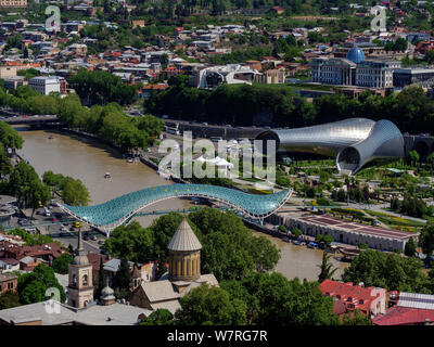 Awlabari con ponte di pace, evento edificio e palazzo presidenziale, Tbilisi, Georgia, Europa Foto Stock