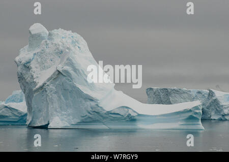 Iceberg vicino a galleggiante de Cuverville Island, penisola antartica. L'Antartide. Foto Stock