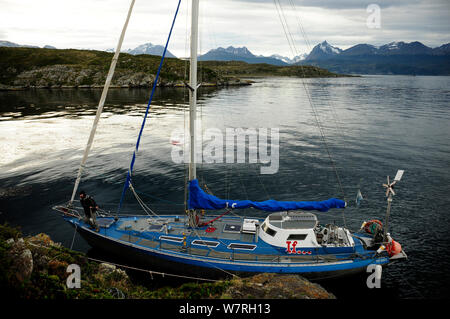 Imbarcazione attraccata nel Canale di Beagle (chiamato dopo la visita della HMS Beagle e Darwin) tra il cileno e argentino di aree Tierre del fuego Foto Stock