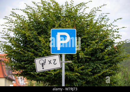 06 agosto 2019, Sassonia, Bad Gottleuba-Berggießhübel: davanti a un supermercato a Bad Gottleuba-Berggießhübel vicino a Pirna, un ulteriore segno per due spazi di parcheggio per le persone con disabilità è capovolto su un disabile parcheggio. Foto: Daniel Schäfer/dpa-Zentralbild/dpa Foto Stock