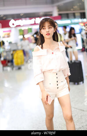 Il cinese cantante e attrice Ju Jingyi della ragazza cinese gruppo SNH48 è raffigurato al Shanghai Hongqiao International Airport in Cina a Shanghai, 10 giu Foto Stock