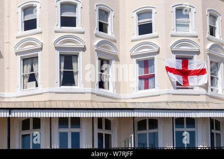 Bandiera inglese nella finestra Foto Stock