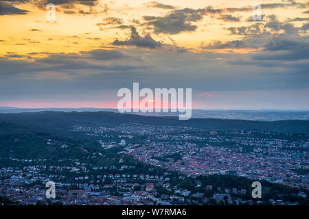 Germania, cielo rosso al tramonto in estate oltre il paesaggio urbano della città di Stoccarda, la prospettiva aerea sopra le case, tetti ed edifici Foto Stock