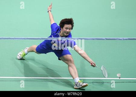 Egli Bingjiao della Cina restituisce un colpo di Akane Yamaguchi del Giappone in semifinale partita delle donne singoli durante il 2017 Badminton Asia Champions Foto Stock