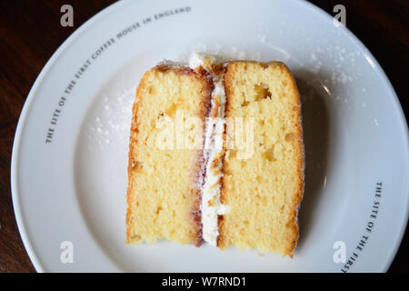 Inghilterra, Oxford, Il Grand Cafe,il tè del pomeriggio con Victoria sponge cake. Foto Stock