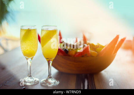 Arancio rinfrescante cocktail Mimosa con champaigne Foto Stock