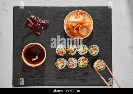 Rullo coreano Gimbap(kimbob) realizzato da il riso bianco cotto a vapore (BAP) e vari altri ingredienti Foto Stock