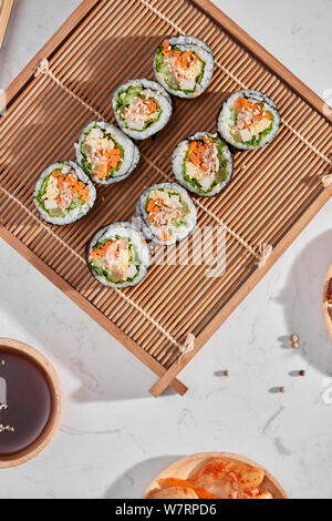 Rullo coreano Gimbap(kimbob) realizzato da il riso bianco cotto a vapore (BAP) e vari altri ingredienti Foto Stock