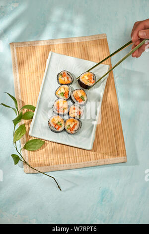 Rullo coreano Gimbap(kimbob) realizzato da il riso bianco cotto a vapore (BAP) e vari altri ingredienti Foto Stock