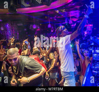 Rapper americano Soulja Boy prende un selfie con una folla di tifosi come egli si esibisce in un night club nella città di Wuhan, Cina centrale della provincia di Hubei, 11 maggio 201 Foto Stock