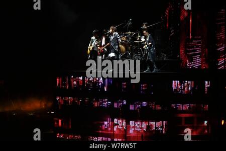 Chen Hsin-hung, meglio noto con il suo nome di fase Ashin, centro e altri membri della Taiwanese rock band Mayday eseguire in un concerto a Ji'nan city, EAS Foto Stock