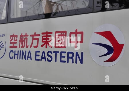 --FILE--Vista di un cartello di China Eastern Airlines in Cina a Shanghai, 11 aprile 2015. Shanghai China Eastern Airlines ha gestito più th Foto Stock