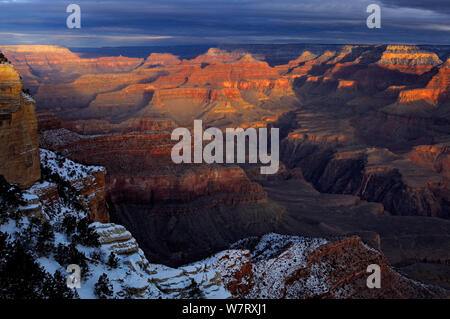 Grand Canyon dal punto di Moran di sunrise, South Rim, il Parco Nazionale del Grand Canyon, Arizona, USA, dicembre 2012. Foto Stock